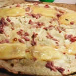 Une tarte flambée gratinée