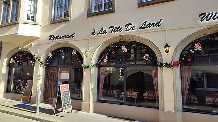 La façade de la winstub À la Tête de Lard, rue Hannong, avec ses arcades en grès